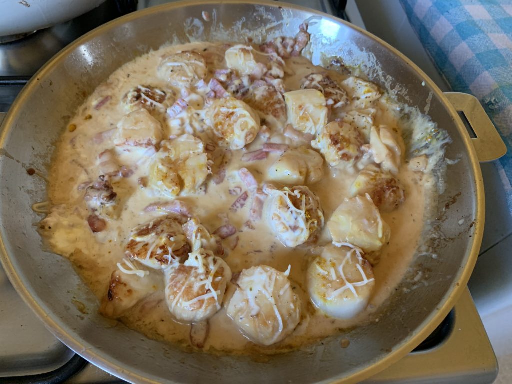 coquilles saint Jacques dans poêle en inox