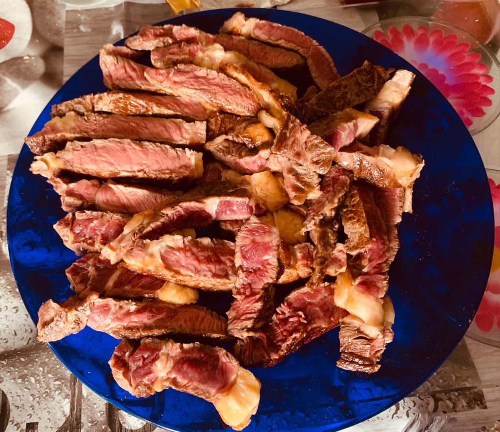 piece de boeuf coupée dans poêle